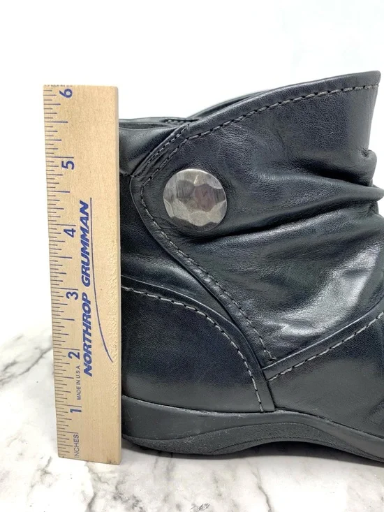 Clarks Kessa Mabel Black Leather Ruched Button Ankle Booties 8 Lagenlook Artsy - Picture 15 of 16